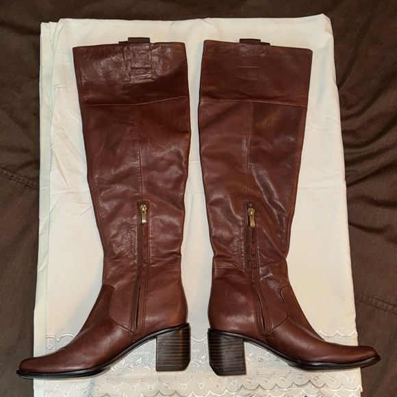 Over the knees hazelnut rounded square toe boots with low heel. - Picture 4 of 8